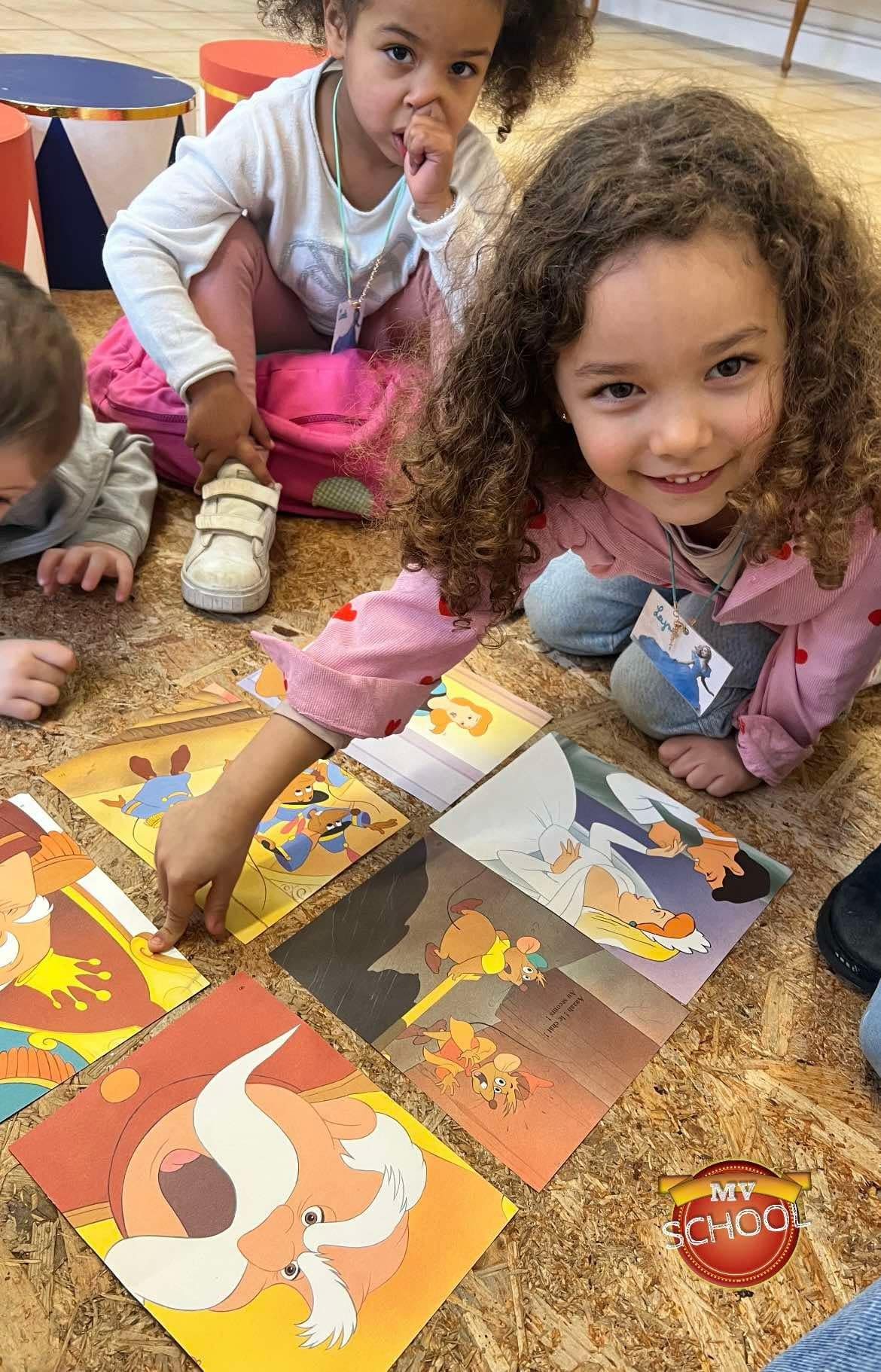 Fillettes souriantes jouant avec des puzzles color&eacute;s
