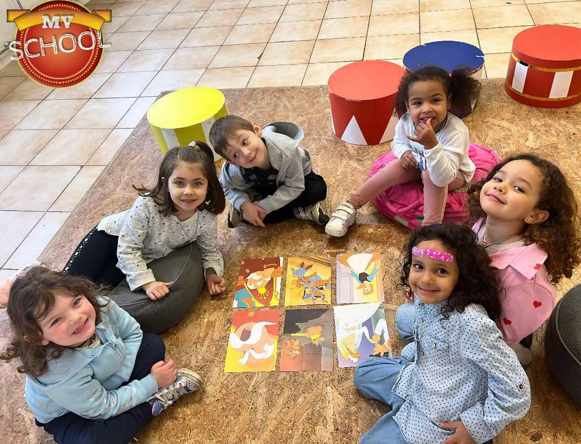 Groupe de tout-petits souriants autour de bricolages color&eacute;s